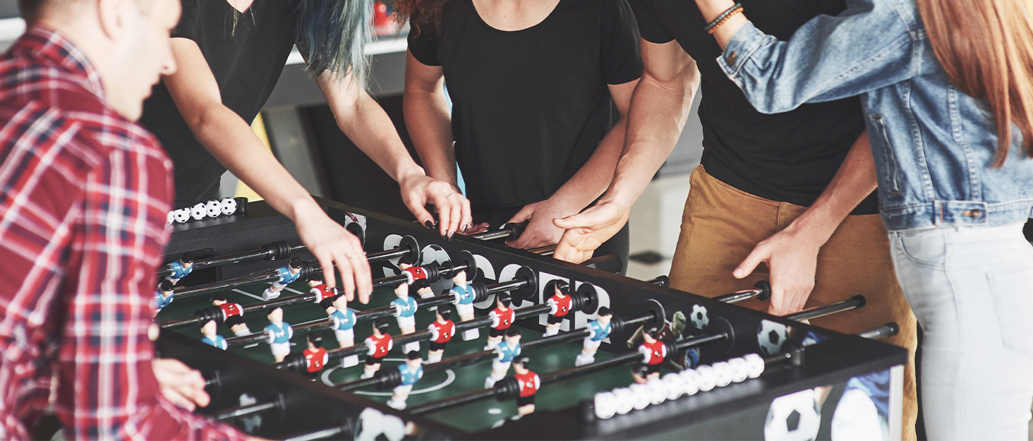 Тік-хокей HOMASIS: електричний стіл для гри з 2 шайбами та 2 шайбельними ключками. Підходить для дітей та дорослих. Кольори: синій та білий