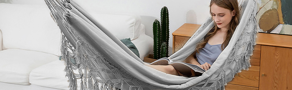 Гамак для відпочинку на відкритому повітрі: кемпінг, балкон, сад. З дерев'яною перекладиною, ременями та сумкою. Сірий з бахромою