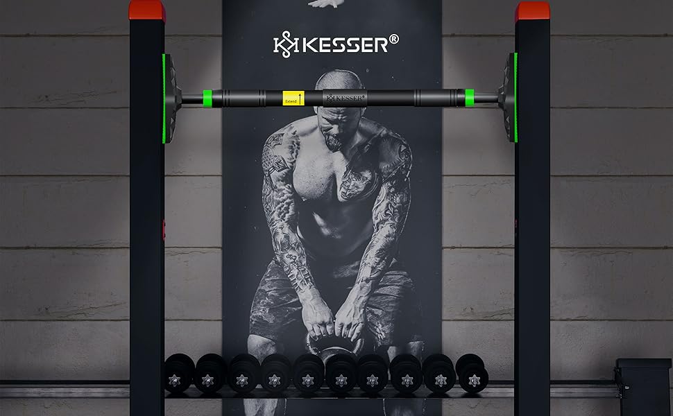 KESSER® Турнік для дверей регульований, турнік для домашніх тренувань, турнік без свердління, висувний 68-106 см, вантажопідйомність до 300 кг, з неслизькими ручками, з еластичними стрічками (зелені)