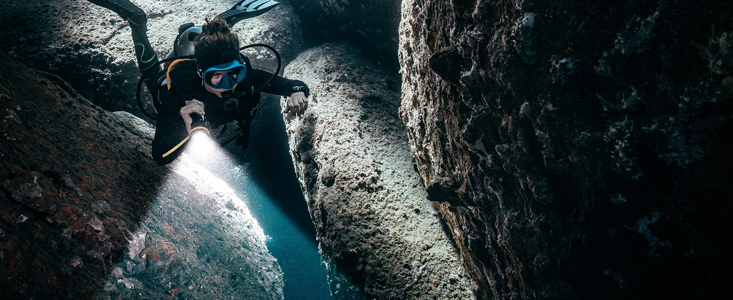 Ліхтар підводний ORCATORCH ZD710MK2 LED з регулюванням фокусу, 1500 люмен, 4 режими, 2-в-1 (прожектор та світло, що розливається), IP68, водонепроникність до 150м, акумулятор для дайвінгу, кемпінгу