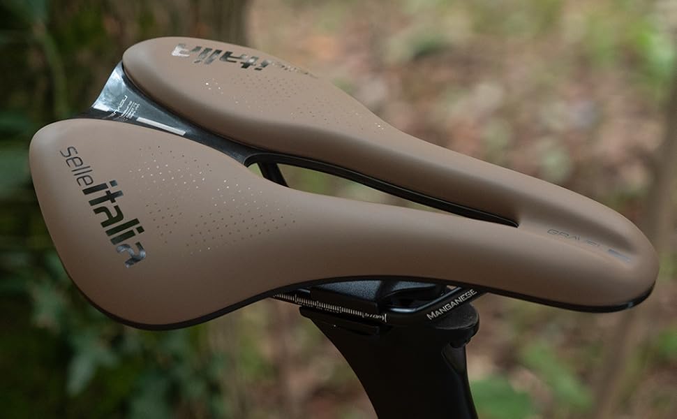 Сідло Selle Italia Novus Boost EVO Gravel TM Superflow - для гравійних та шосейних велосипедів, чорне