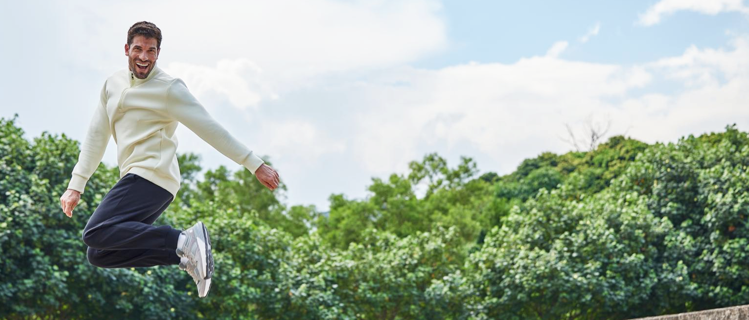 Кросівки FitVille для чоловіків, широкі, для бігу та занять спортом. Зручні кросівки з антиковзкою підошвою, дихаючі, для бігу по вулицях, на природі, для джогінгу, фітнесу та ходьби. Широкі кросівки для широкої стопи (50 EU X-широкі, бежеві з синім)