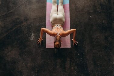 Туристичний килимок для йоги Yoga Design Lab 1,5 мм Тонкий, не ковзає, складний, легкий, килимок/рушник, можна прати в пральній машині з ременем для перенесення (Thar, 1,5 мм)