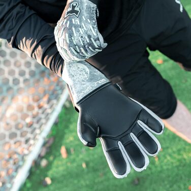 Воротарські рукавички FEARLESS GOALKEEPERS Wolf X – дихаючі, з антиковзким покриттям, негативний крій, відчуття другої шкіри, для дорослих і дітей