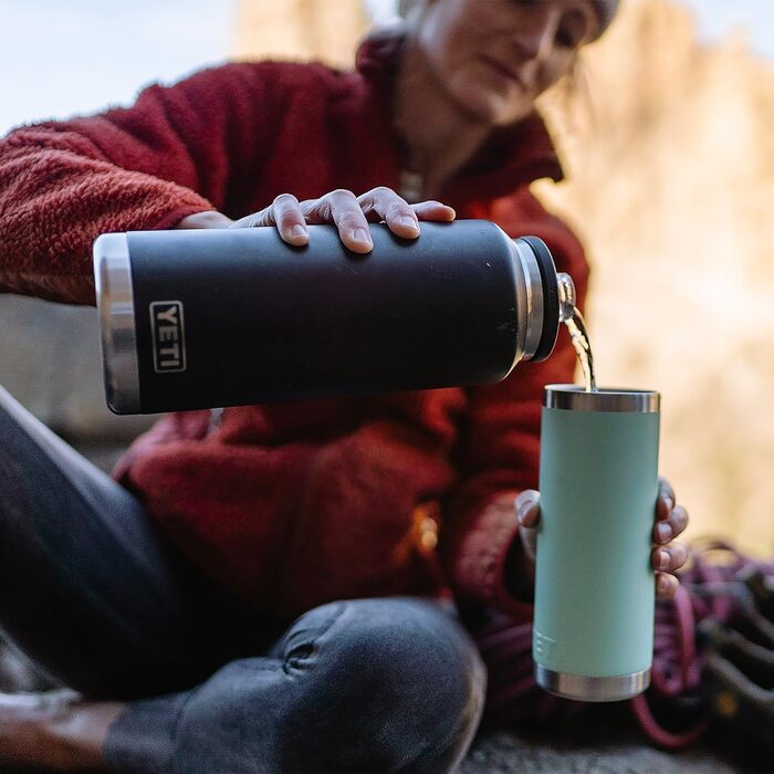 Термос-пляшка YETI Rambler 1.4 л з кришкою Chug, коричнева