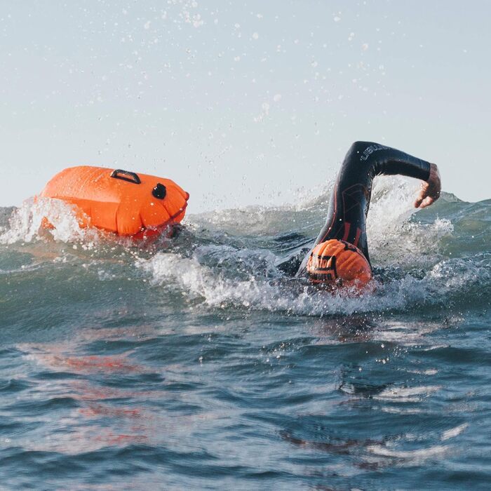 Набір Buddyswim з плавальним буєм на відкритій воді 28 літрів і шапочкою для плавання. Захисний буй для плавання у відкритому морі з водонепроникним відсіком і силіконовою шапочкою для плавання. (помаранчевий)