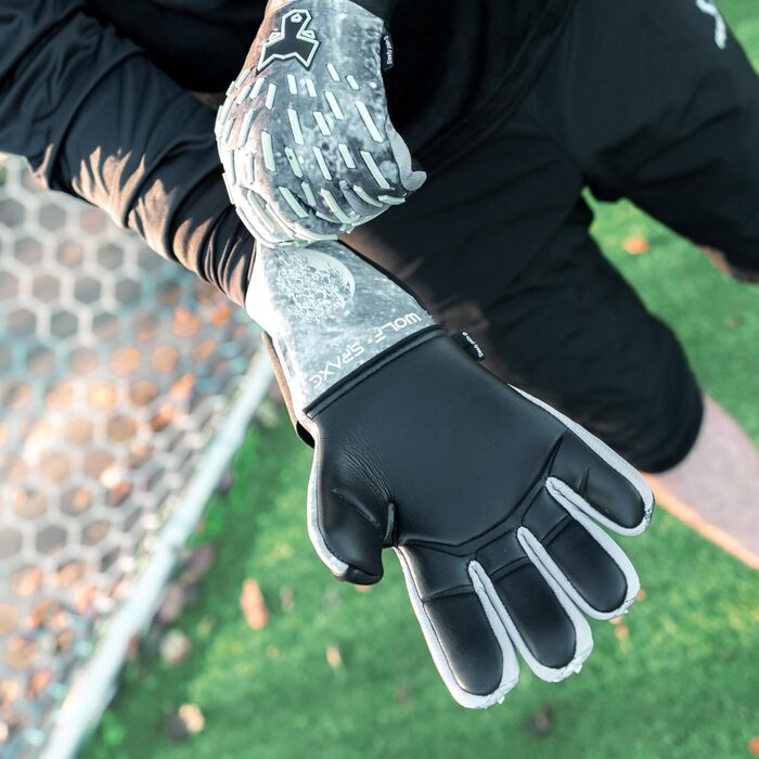 Воротарські рукавички FEARLESS GOALKEEPERS Wolf X – дихаючі, з антиковзким покриттям, негативний крій, відчуття другої шкіри, для дорослих і дітей
