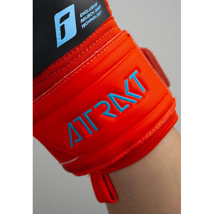 Воротарські рукавички Reusch Attrakt Freegel Silver з відмінним зчепленням та внутрішнім швом