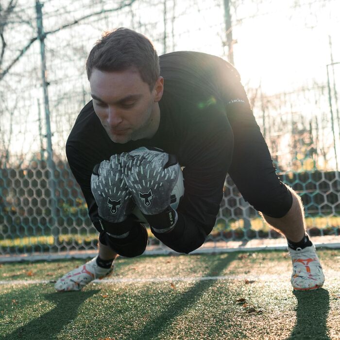 Воротарські рукавички FEARLESS GOALKEEPERS Wolf X – дихаючі, з антиковзким покриттям, негативний крій, відчуття другої шкіри, для дорослих і дітей