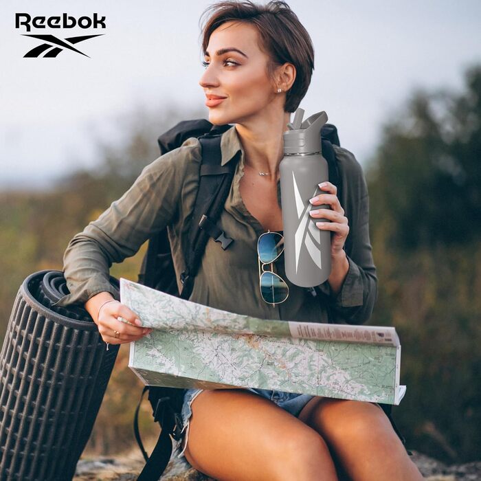 Пляшка для води Reebok 900 мл з нержавіючої сталі зі спортивним дизайном, подвійною стінкою, вакуумною ізоляцією та кришкою з трубочкою, BPA-free, сіра з білим логотипом