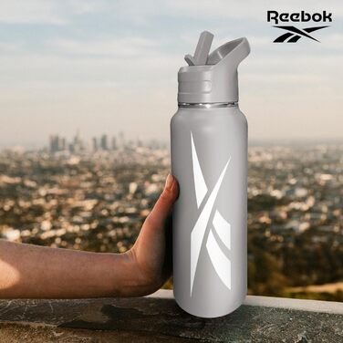 Пляшка для води Reebok 900 мл з нержавіючої сталі зі спортивним дизайном, подвійною стінкою, вакуумною ізоляцією та кришкою з трубочкою, BPA-free, сіра з білим логотипом