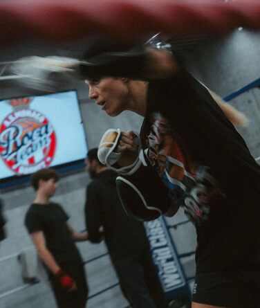 ONOMASTE – Бандаж на лікоть для муай-тай, MMA, тайського боксу, чорний, універсальний розмір, захист ліктя від тендиніту