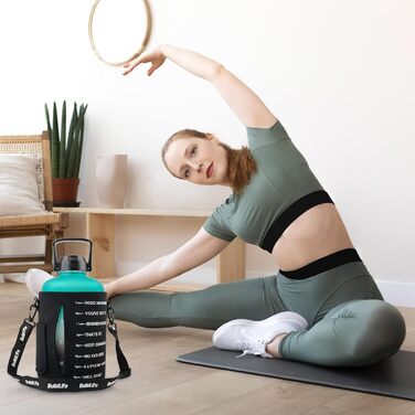 Пляшка для води QuiFit 3.8 л з трубочкою, мотиваційною розміткою, BPA-free, герметична, для спорту та фітнесу, зелено-чорна з чохлом